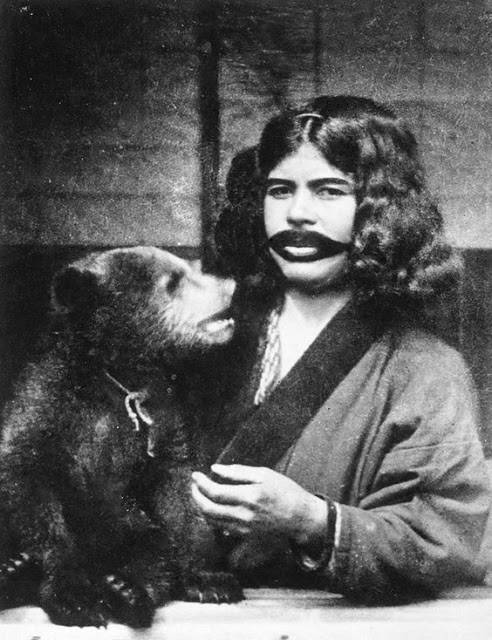 Femme ainou avec son ours, Juliet Bredon, 1922